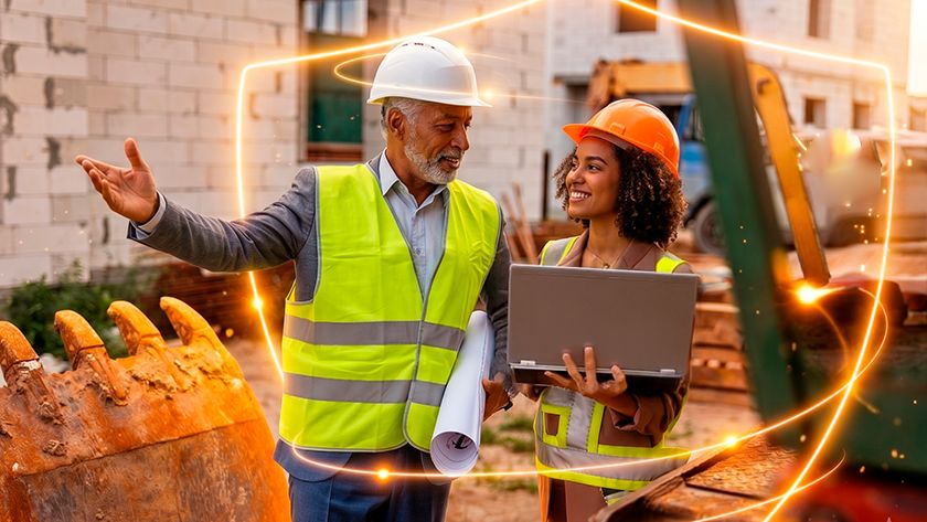 Um homem e uma mulher conversam sorridentes em um canteiro de obras, vestindo capacetes e coletes. Eles seguram uma planta e um notebook, envolvidos pelo desenho gráfico de um escudo laranja brilhante.